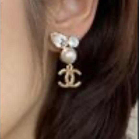 Authentic CHANEL CRYSTAL AND PEARL CC DANGLE EARRINGS - Picture 8 of 8